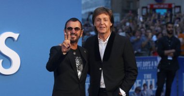Former Beatles Ringo Starr (L) and Paul McCartney attend the world premiere of &quot;The Beatles: Eight Days a Week – The Touring Years,&quot; London, U.K., Sept. 15, 2016. (Reuters File Photo)