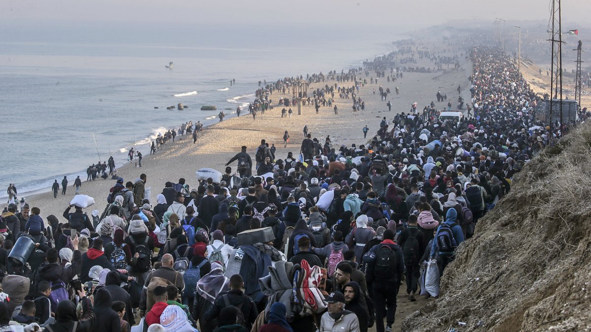 Internally displaced Palestinians walk on al-Rashid road in central Gaza as they return from the south to the northern Gaza Strip, Palestine, Jan. 27, 2025. (EPA Photo)
