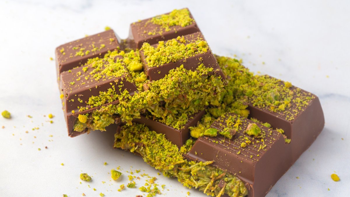 Dubai chocolate with green kadayıf and pistachio paste. (Shutterstock Photo)