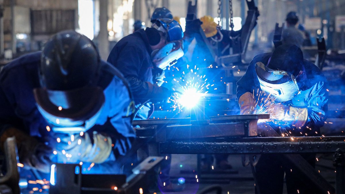 Employees weld parts at a factory producing mining equipment in Huaibei, in eastern China&#039;s Anhui province, Jan. 9, 2025. (AFP Photo)