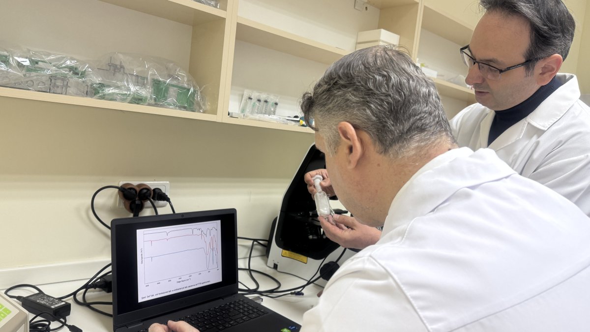 Doctors work on a new lung treatment method, Malatya, Türkiye, Dec. 6, 2024. (AA Photo)
