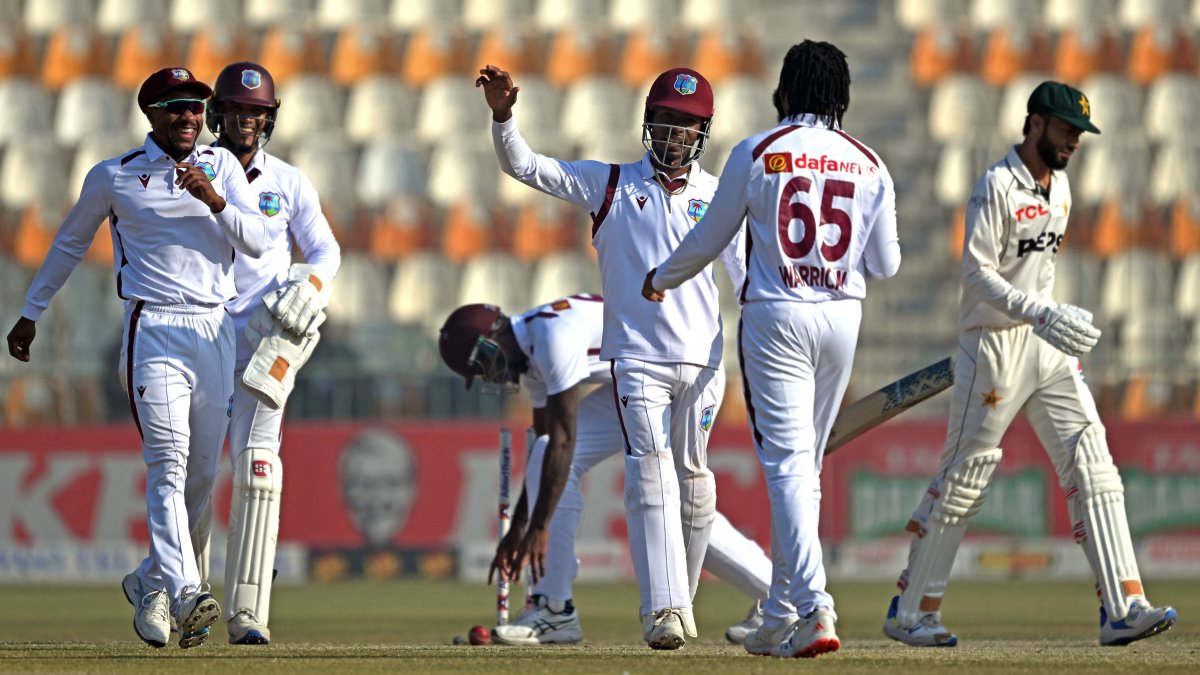 West Indies players celebrate the dismissal of Pakistan&#039;s Kashif Ali (R) during the third day of the second Test match, in Multan, Pakistan, Jan. 27, 2025. (AFP Photo)