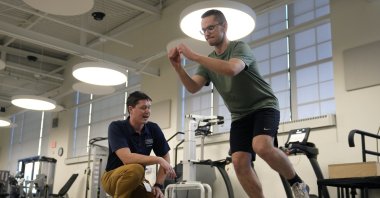 Physical therapist Tyler Detmer (L) works with patient Jacob Bullard at WashU, St. Louis, U.S., Dec. 16, 2024. (AP Photo)