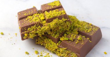 Dubai chocolate with green kadayıf and pistachio paste. (Shutterstock Photo)