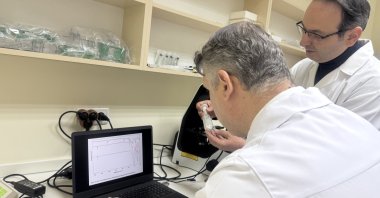 Doctors work on a new lung treatment method, Malatya, Türkiye, Dec. 6, 2024. (AA Photo)