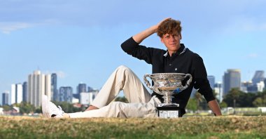 Italy&#039;s Jannik Sinner poses with the Australian Open trophy at Albert Park Lake, Melbourne, Australia, Jan. 27, 2025. (Reuters Photo)
