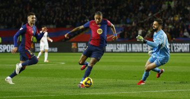 Barcelona's Raphinha scores in a La Liga match against Valencia, Barcelona, Spain, Jan. 26, 2025. (Reuters Photo)