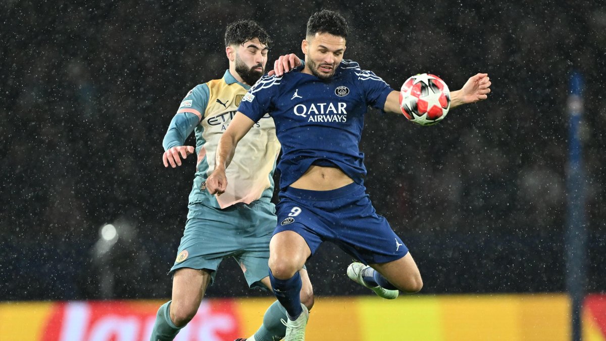 Manchester City&#039;s Josko Gvardiol (L) and PSG&#039;s Goncalo Ramos vie for the ball in a UEFA Champions Leauge game, Paris, France, Jan. 22, 2025. (AA Photo)