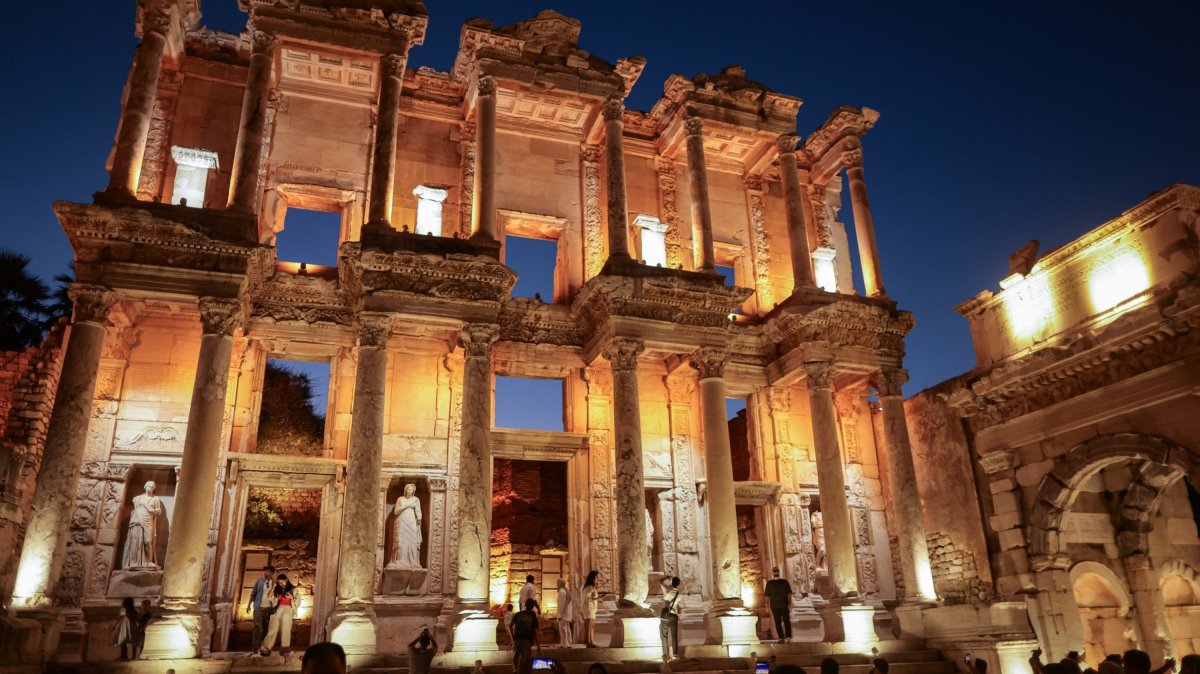 People visit the Library of Celsus at the ancient city of Ephesus within the scope of the night museum project in the Selcuk district of Izmir, Türkiye, Sept. 11, 2024. (EPA Photo)