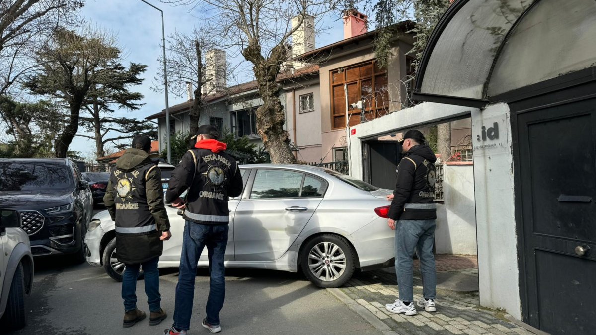 Police officers stand outside Ayşe Barım&#039;s home as they search for evidence following her detention, Istanbul, Türkiye, Jan. 24, 2025. (AA Photo)