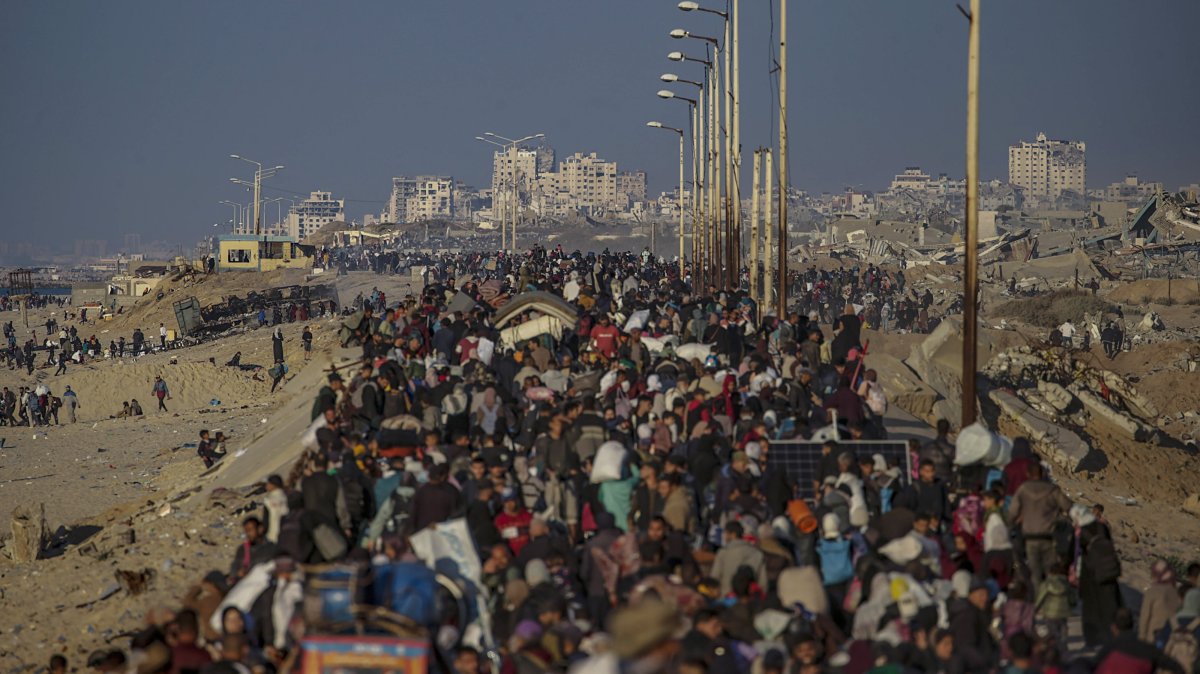 Internally displaced Palestinians make their way from southern to northern Gaza along Al Rashid road, central Gaza Strip, Jan. 27, 2025. (EPA Photo)