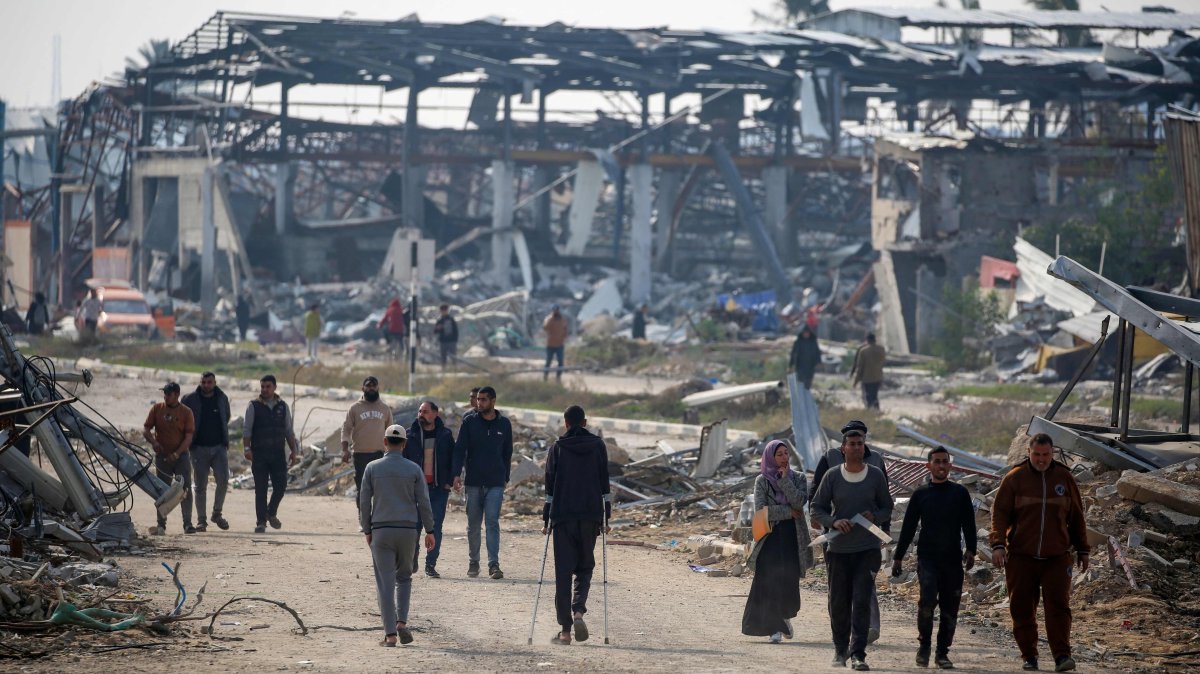 People walk along Salah al-Din road in Nuseirat as they make their way to the northern part of the Gaza strip, Palestine, Jan. 28, 2025. (AFP Photo)