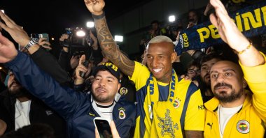 Brazilian midfielder Anderson Talisca (C) mobbed by Fenerbahçe fans after his arrival in Istanbul, Türkiye, Jan. 27, 2025. (AA Photo)