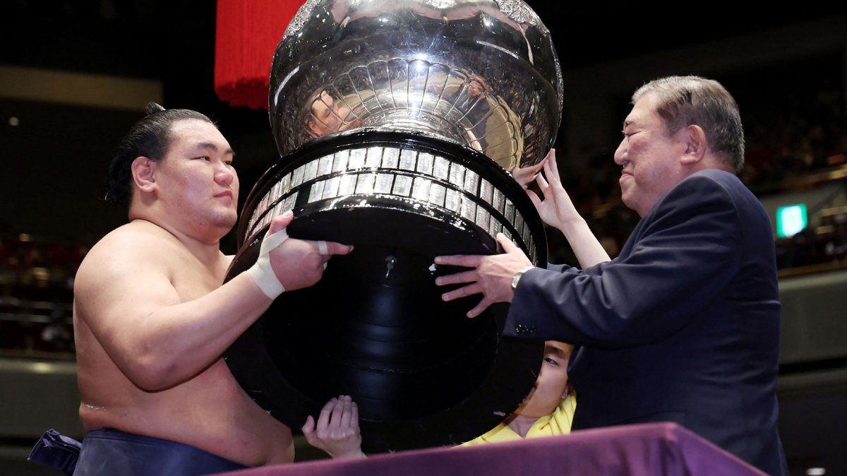 Japan&#039;s Prime Minister Shigeru Ishiba (R) presents the Prime Minister&#039;s Cup to Mongolian sumo wrestler Hoshoryu (L) during the awards ceremony after winning of the New Year Grand Sumo Tournament, Tokyo, Japan, Jan. 26, 2025. (AFP Photo)