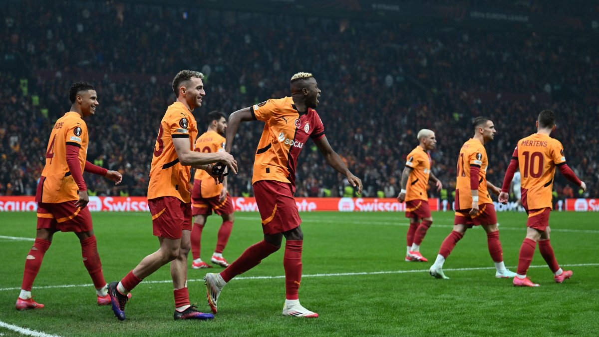 Galatasaray&#039;s Nigerian forward Victor Osimhen (C) celebrates with teammates after scoring his team&#039;s third goal during a UEFA Europa League match with FC Dynamo Kyiv, Istanbul, Türkiye, Jan. 21, 2025. (AFP Photo)