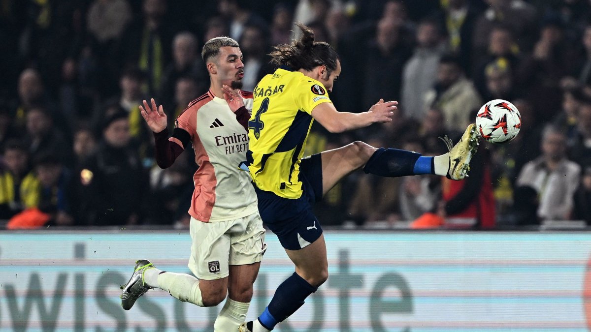 Fenerbahçe&#039;s defender Çaglar Söyüncü (R) and Lyon&#039;s Georgian forward Georges Mikautadze fight for the ball during the UEFA Europa League, Istanbul, Türkiye, Jan. 23, 2025. (AFP Photo)