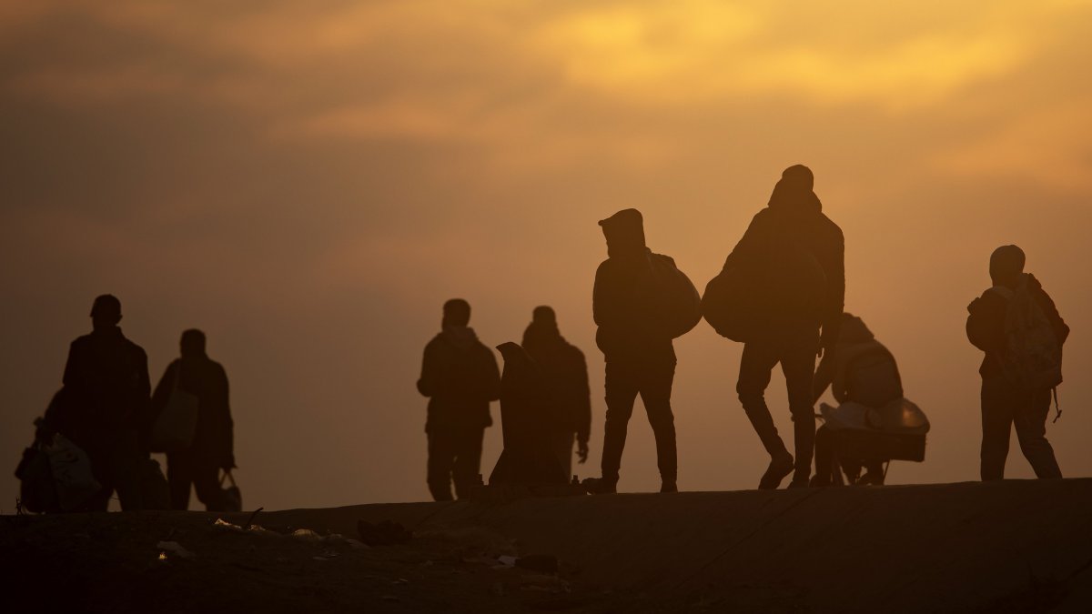 Internally displaced Palestinians make their way from southern to northern Gaza amid a cease-fire between Israel and Hamas, central Gaza Strip, Palestine, Jan. 28, 2025. (EPA Photo)