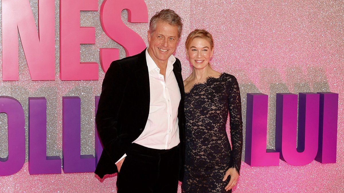 U.S. actress Renee Zellweger (R) and British actor Hugh Grant pose upon arrival for a photocall ahead of the French premiere of the film &quot;Bridget Jones: Mad About the Boy,&quot; at Le Grand Rex cinema in Paris, France, Jan. 27, 2025. (AFP Photo)