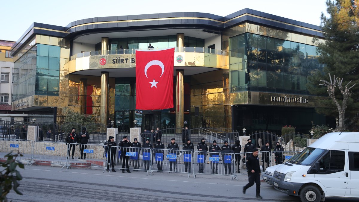 Police set up barricades outside the Siirt Municipality building following Mayor Sofya Alağaş&#039;s removal, Siirt, Türkiye, Jan. 29, 2025. (AA Photo)