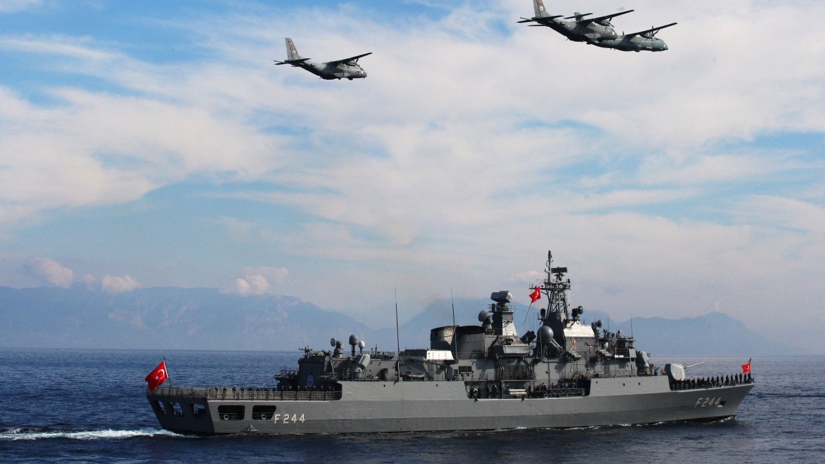 Turkish navy ships and air force planes take part in the Blue Homeland-Mavi Vatan 2025 military exercise in the Aegean, off the shores of the coastal town of Marmaris, Türkiye Jan. 9, 2025. (Reuters Photo)