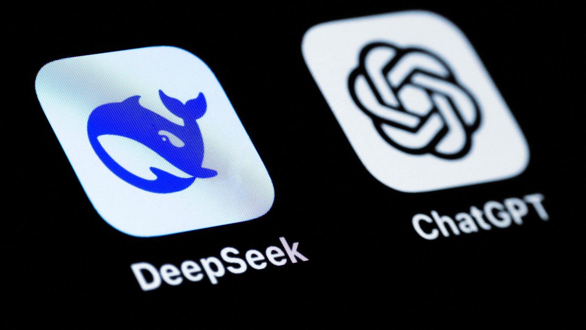 The logo of the Chinese app DeepSeek (L) and OpenAI app ChatGPT displayed on a mobile phone in Paris, France, Jan. 28, 2025. (AFP Photo)