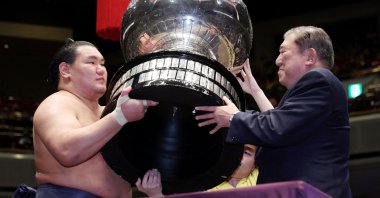 Japan&#039;s Prime Minister Shigeru Ishiba (R) presents the Prime Minister&#039;s Cup to Mongolian sumo wrestler Hoshoryu (L) during the awards ceremony after winning of the New Year Grand Sumo Tournament, Tokyo, Japan, Jan. 26, 2025. (AFP Photo)