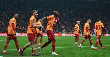 Galatasaray&#039;s Nigerian forward Victor Osimhen (C) celebrates with teammates after scoring his team&#039;s third goal during a UEFA Europa League match with FC Dynamo Kyiv, Istanbul, Türkiye, Jan. 21, 2025. (AFP Photo)