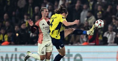 Fenerbahçe's defender Çaglar Söyüncü (R) and Lyon's Georgian forward Georges Mikautadze fight for the ball during the UEFA Europa League, Istanbul, Türkiye, Jan. 23, 2025. (AFP Photo)