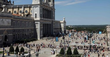 Tourists queue between the Royal Palace and the Almudena Cathedral (L), in the center of Madrid, Spain, July 6, 2024. (AFP Photo)