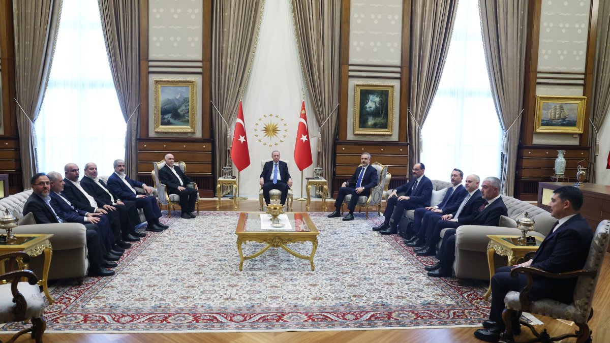 President Recep Tayyip Erdoğan (C) hosts a Hamas delegation at the Presidential Complex in the capital, Ankara, Türkiye, Jan. 29, 2025. (AA Photo)