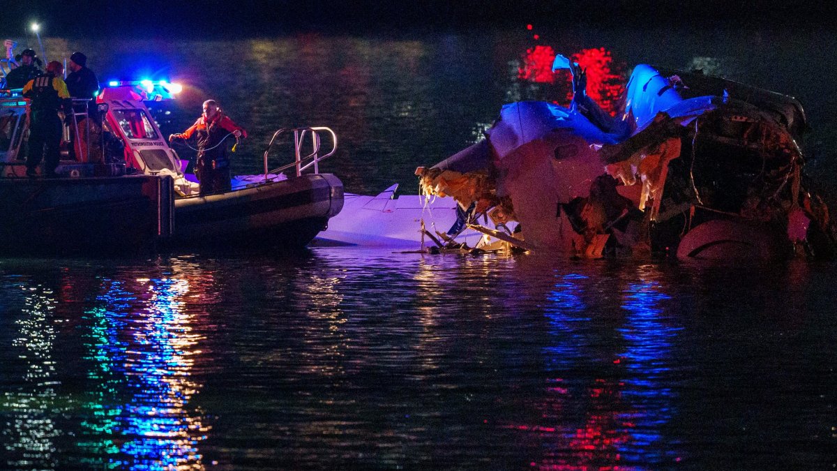 Emergency response teams assess airplane wreckage in the Potomac River near Ronald Reagan Washington Airport, in Arlington, Virginia, U.S., Jan. 30, 2025. (AFP Photo)