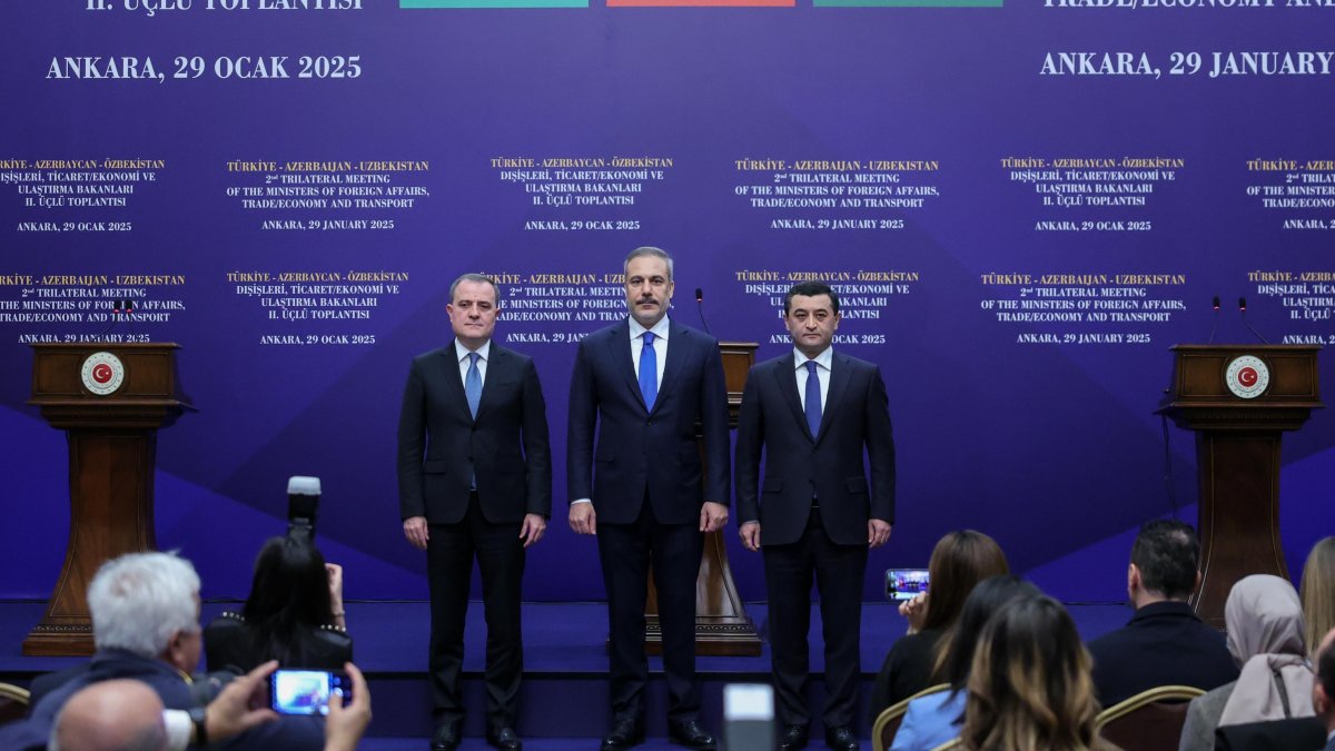 Foreign Minister Hakan Fidan (C), his Azerbaijani counterpart Jeyhun Bayramov (L) and Uzbekistan's Bakhtiyor Saidov (R) pose after the trilateral summit in the capital Ankara, Türkiye, Jan. 29, 2025. (AA Photo)