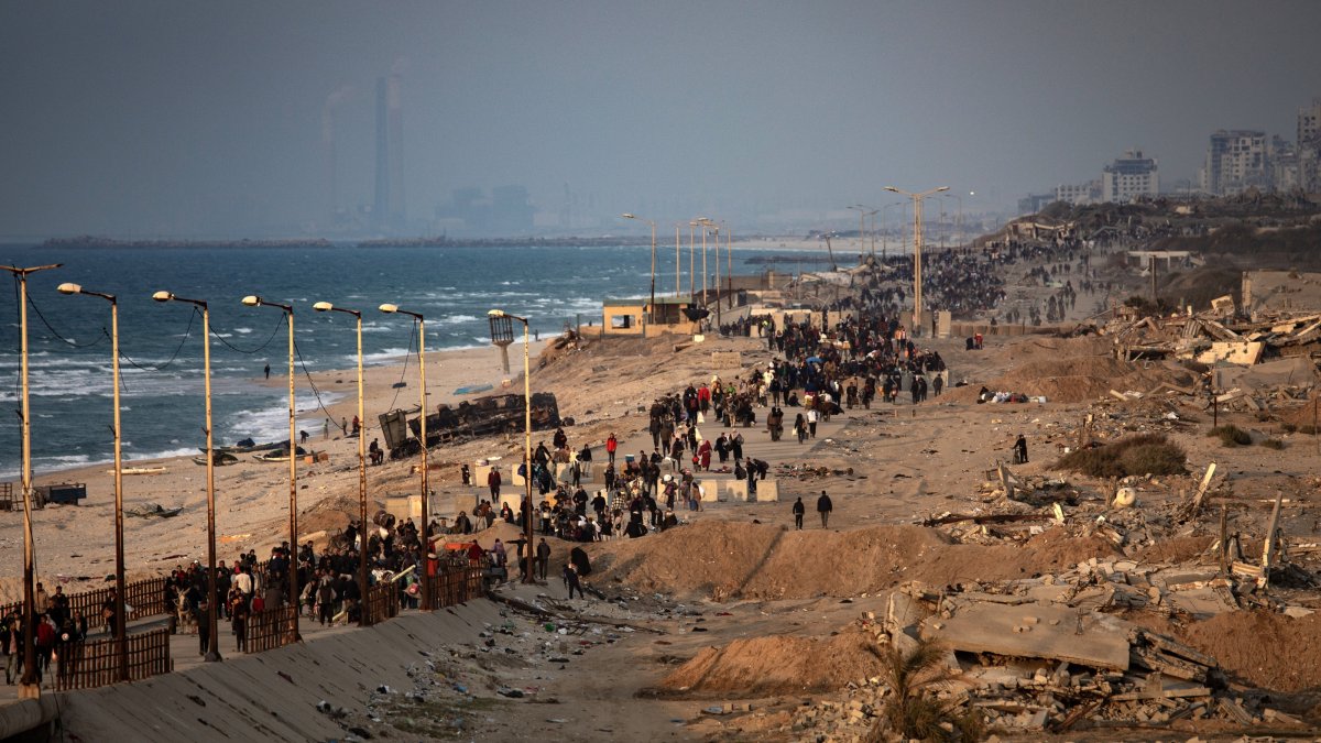 Internally displaced Palestinians make their way from southern to northern Gaza, amid a cease-fire between Israel and Hamas, central Gaza Strip, Palestine, Jan. 28, 2025. (EPA Photo)