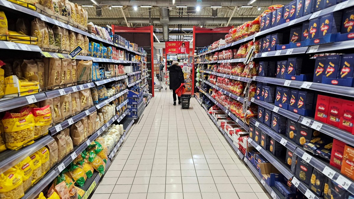 This picture shows a customer in a shopping mall during a nationwide shopping boycott to protest rising food prices and biting inflation, Zagreb, Croatia, Jan. 24, 2025. (AFP Photo)