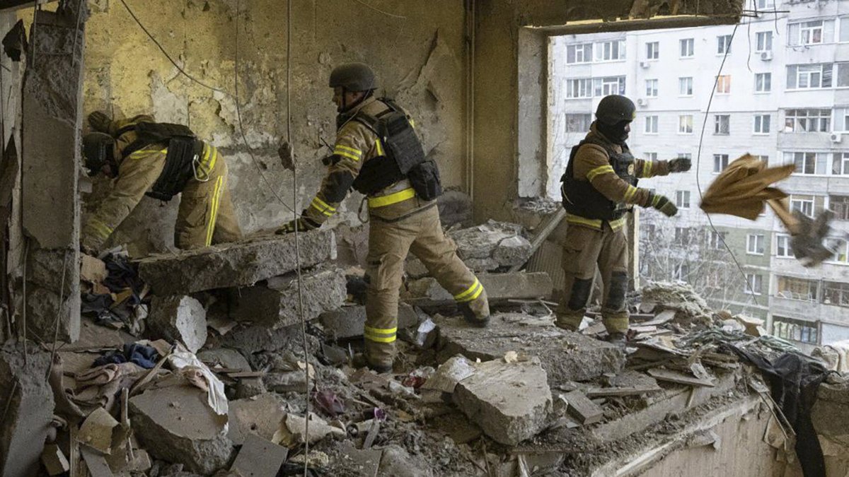 Ukrainian rescuers work at the site of a damaged residential building after shelling in Sumy, northeastern Ukraine, Jan. 30, 2025. (EPA Photo)