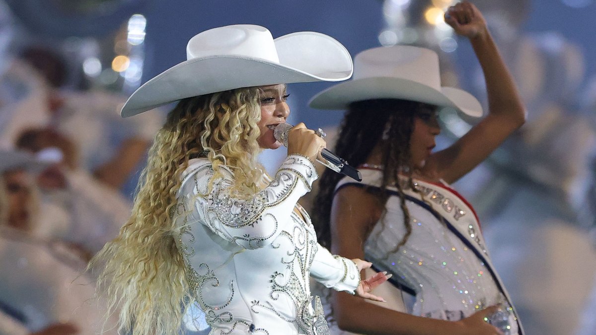 Beyonce performs with daughter, Blue Ivy, during the halftime show for the game between the Baltimore Ravens and the Houston Texans at NRG Stadium in Houston, Texas, U.S., Dec. 25, 2024. (AFP Photo)