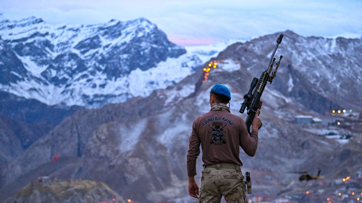 A gendarmerie special forces trooper watches over the Iraqi border in eastern Hakkari province, Türkiye, Dec. 16, 2024. (AA Photo)