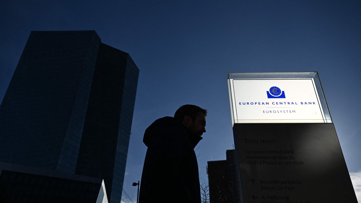 A man walks past the headquarters of the European Central Bank (ECB) prior to a news conference on the Eurozone&#039;s monetary policy in Frankfurt, Germany, Jan. 30, 2025. (AFP Photo)