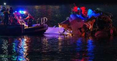 Emergency response teams assess airplane wreckage in the Potomac River near Ronald Reagan Washington Airport, in Arlington, Virginia, U.S., Jan. 30, 2025. (AFP Photo)