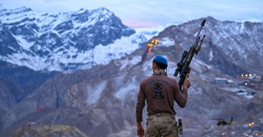 A gendarmerie special forces trooper watches over the Iraqi border in eastern Hakkari province, Türkiye, Dec. 16, 2024. (AA Photo)