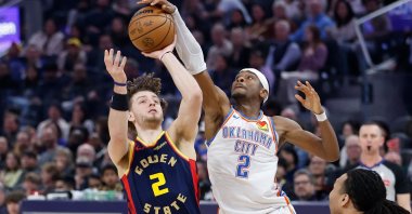 Warriors&#039; Brandin Podziemski shoots the ball against Thunder&#039;s Shai Gilgeous-Alexander in an NBA game, San Francisco, California, U.S., Jan. 29, 2025. (AFP Photo)