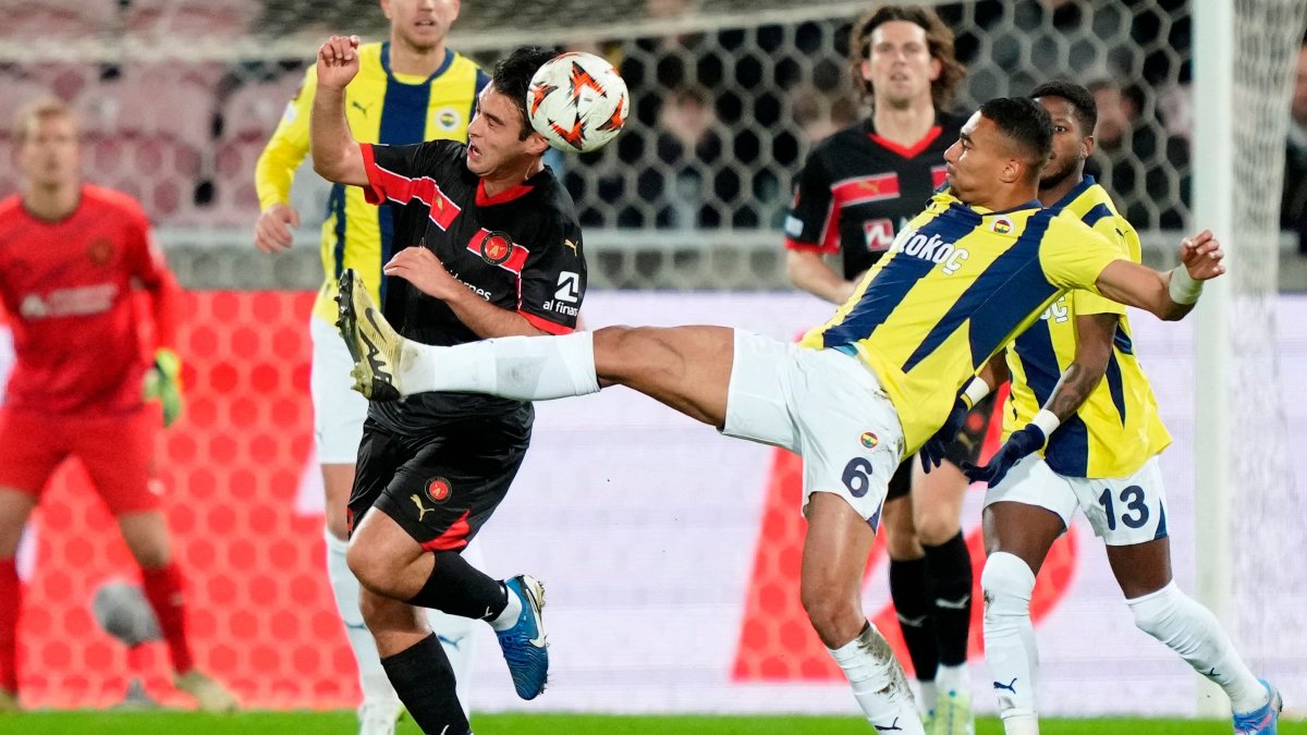 Midtjylland&#039;s Danish forward Aral Simsir (L) and Fenerbahçe&#039;s Ghanaian defender Alexander Djiku vie for the ball during the UEFA Europa league football match, Herning, Denmark, Jan. 30, 2025. (AFP Photo)