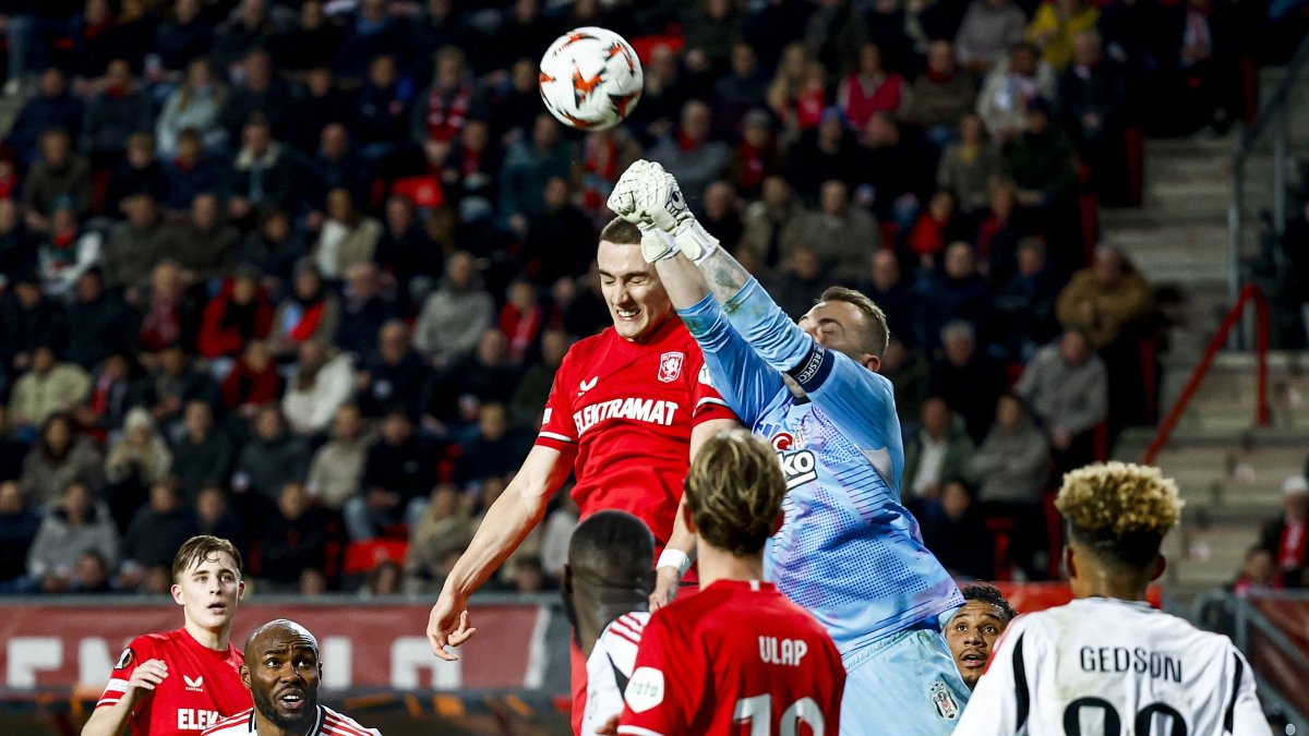 Beşiktaş&#039; goalkeeper Mert Günok clears the ball next to FC Twente&#039;s Swedish defender Gustaf Lagerbielke during the UEFA Europa League match, Enschede, eastern Netherlands, Jan. 30, 2025. (AFP Photo)