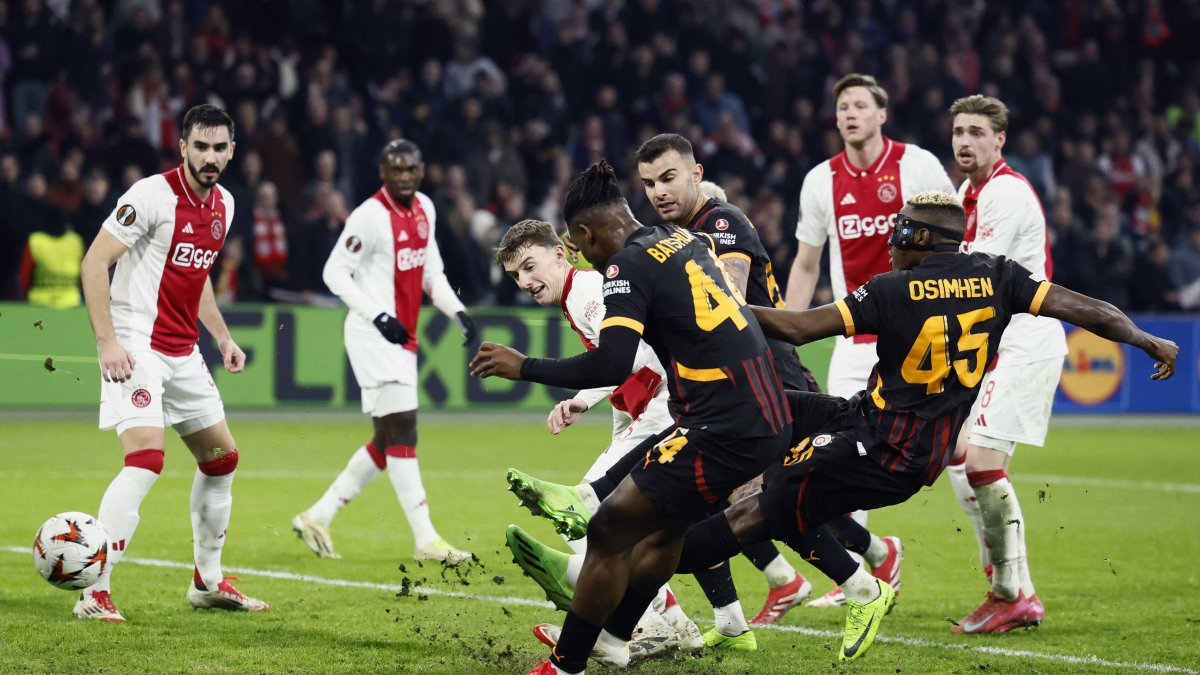 Galatasaray&#039;s Nigerian forward Victor Osimhen (R) shoots and scores his team&#039;s first goal during the UEFA Europa League match against Ajax, in Amsterdam, the Netherlands, Jan. 30, 2025. (AFP Photo)