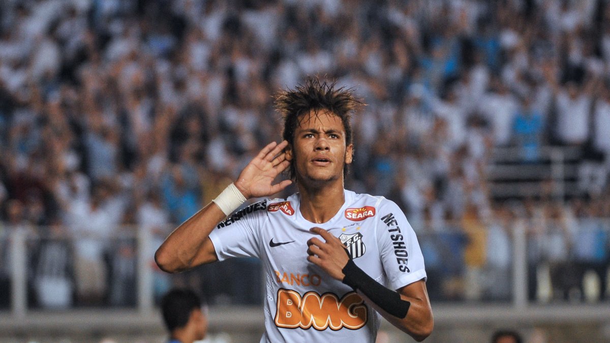 Neymar of the Brazilian team Santos celebrates after scoring against Bolivia&#039;s Bolivar during a Libertadores Cup match, in Santos, Brazil, May 10, 2012. (AFP Photo)