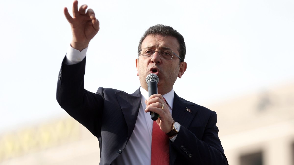 Istanbul Mayor Ekrem Imamoğlu speaks to supporters gathered in front of the Istanbul Courthouse, in Istanbul, Türkiye, Jan. 31, 2025. (EPA Photo)