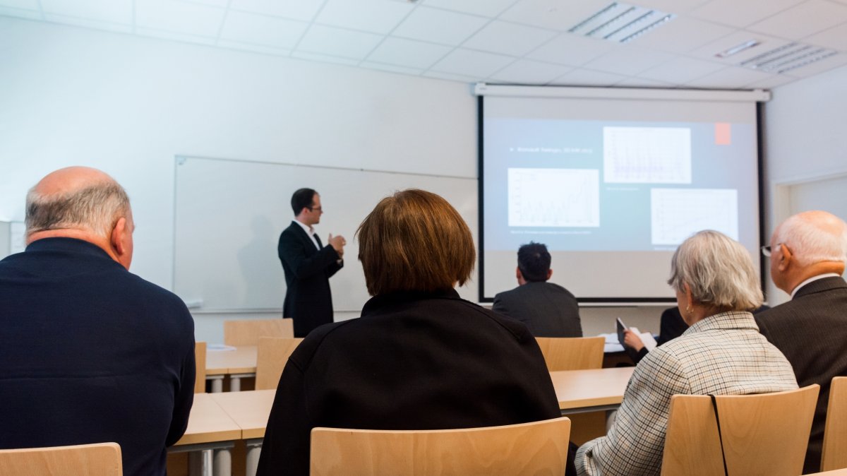More than 6,000 elderly individuals are currently receiving education at 17 Refreshment Universities across Türkiye. (Shutterstock Photo)