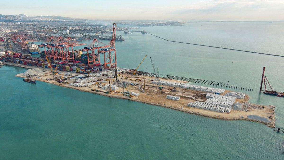 Türkiye’s foreign trade gap shrinks by 22.7% in 2024