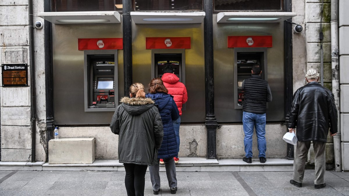 Customers wait in line to use the automated teller machines (ATM) of a Turkish bank near Eminönü, Istanbul, March 22, 2021. (AFP Photo)