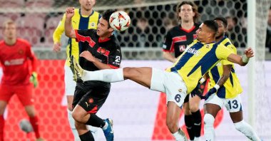 Midtjylland&#039;s Danish forward Aral Simsir (L) and Fenerbahçe&#039;s Ghanaian defender Alexander Djiku vie for the ball during the UEFA Europa league football match, Herning, Denmark, Jan. 30, 2025. (AFP Photo)